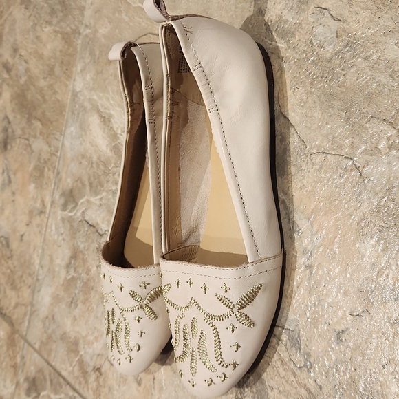 NWT Latigo Flats Size 8 Sand With Gold Accents - Picture 2 of 6